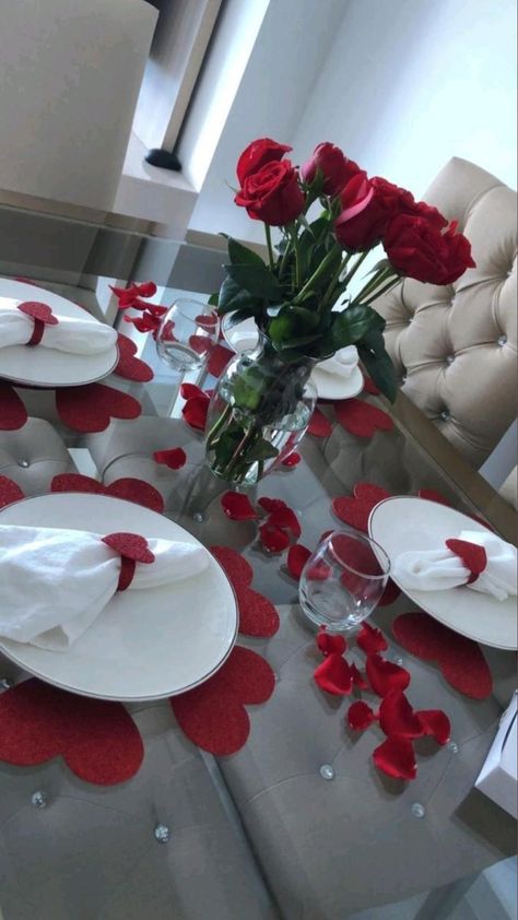 Ideas Para Decorar En San Valentin, Valentine’s Day Room Set Up, Romantic Dinner Decoration, Ideas Aniversario, Romantic Room Decoration, Birthday Room Decorations, Valentine Table Decorations, Diy Valentine's Day Decorations, Valentine's Day Gift Ideas