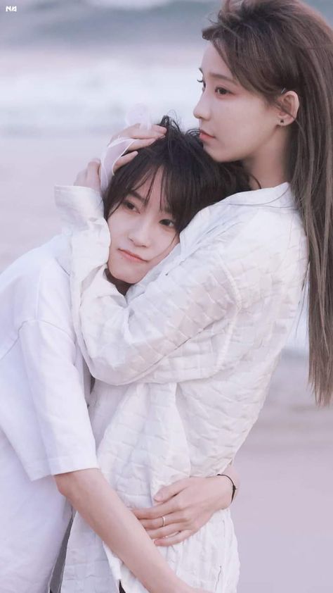 Photography Poses Two People, Two Girls Reference, Reference Two People, Lesbian Couple Pose Reference, Hug Pose Reference, Two People Poses, Girlfriend Poses, Two Person Pose, Hug Pose