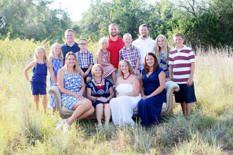 Extended Family Photos in Red, White & Blue. All of the the different solids and patterns mix so well together. Red White Blue Family Pictures Outfit, Blue Family Beach Pictures, Red White And Blue Family Photos, Lake Pics, July Pictures, Family Christmas Pictures Outfits, Photo Clothes, Portraits Poses, Christmas Pictures Outfits