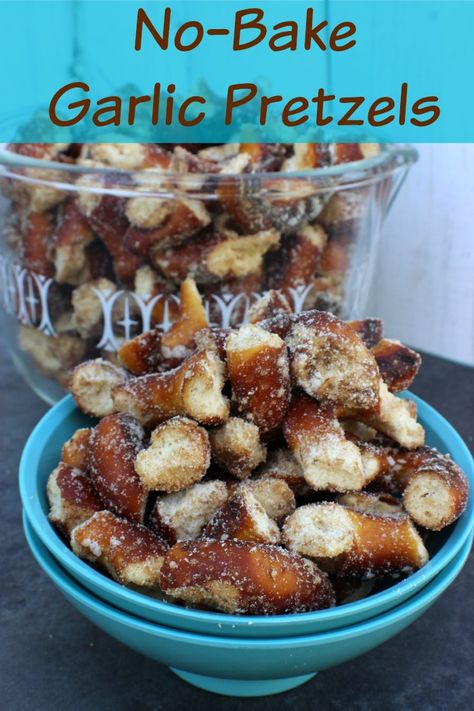 You can make these seasoned pretzels to serve at a party or give as a gift. Garlic and onion flavoring make them delicious! Garlic Pretzels, Bake Garlic, Potatoes Ideas, Pretzel Recipes, Seasoned Pretzels, Savory Appetizers, Heart Healthy Snacks, Crunchy Snacks, Butter Pretzels