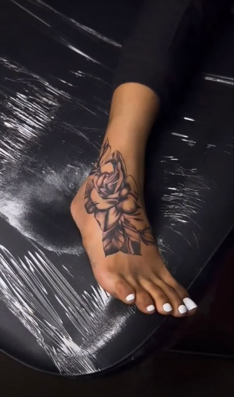 Foot Tattoo Black Women, Tattoo On Side Of Hand, Cute Foot Tattoos, Cute Thigh Tattoos, Arm Sleeve Tattoos For Women, Sunflower Tattoo Shoulder, Skull Girl Tattoo, Cute Hand Tattoos, Pretty Hand Tattoos