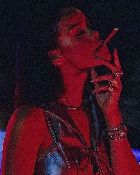 Rihanna smoking a Blunt when she shooted her iconic music video for the song ‚Needed Me‘. ‚Needed Me‘ was released on her album ANTI In 2016 Rihanna Needed Me, Rihanna Street Style, Rihanna Love, Rihanna Looks, Rihanna Photos, Rihanna Riri, Bad Gal, Model Aesthetic, Rihanna Fenty