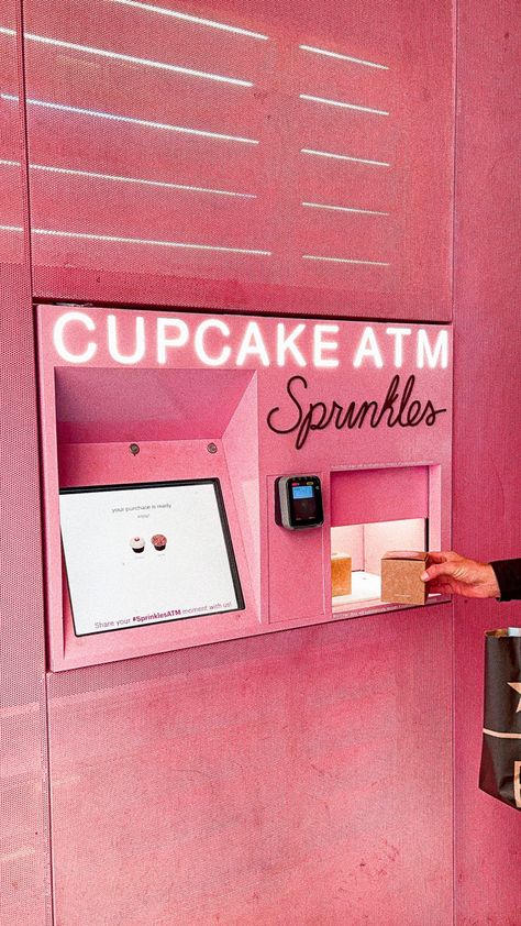 Ordering a red velvet cupcake from the Sprinkles Cupcake ATM in Chicago Cupcake Store Design, Cupcake Vending Machine, Pop Up Cafe Design, Unique Vending Machine Ideas, Brand Activation Ideas, Vending Machine Design, Brand Activation, Sprinkle Cupcakes, Brand Pop