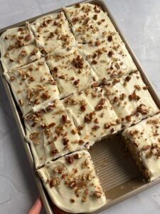 Hummingbird Sheet Cake Hummingbird Sheet Cake, Hummingbird Cake Recipes, Doctor Cake, Homemade Carrot Cake, Nursing Cake, Hummingbird Cake, Texas Sheet Cake, Caramel Frosting, Southern Dishes