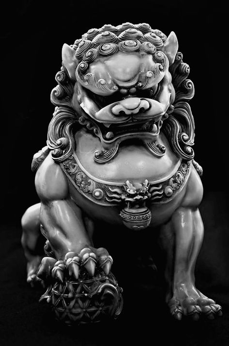 Japanese Foo Dog, Foo Dog Tattoo Design, Samurai Tattoo Sleeve, Guerriero Samurai, Samurai Warrior Tattoo, Foo Dog Tattoo, Foo Dog Statue, Lion Statue, Tattoo Old School