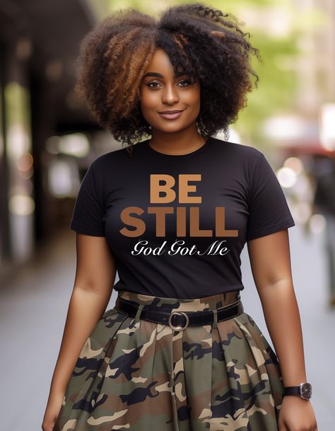 Inspiration Tshirts Ideas, Styling A Graphic Tee Plus Size, Womens Tshirt Designs Graphic Tees, Comfy Cute Style, Dressy Tops With Jeans, Cute Tshirt Designs Graphic Tees, T Shirt Ideas For Women, Tshirt Model Poses, How To Dress Up A Tshirt