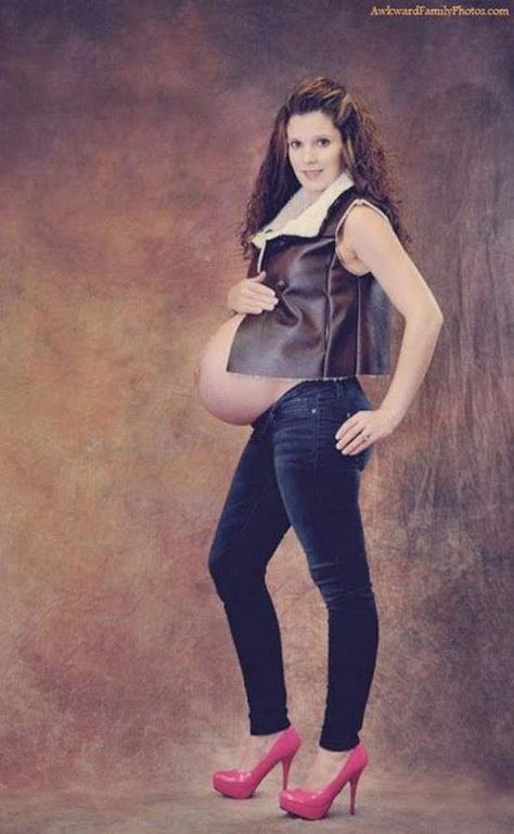 Funny Maternity Photos, Hot Pink High Heels, Awkward Photos, Awkward Family Photos, Bad Photos, Pink High Heels, Pregnancy Humor, Pregnant Woman, Pregnant Belly