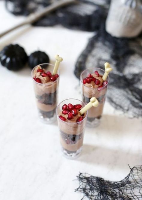 Whip up these super easy brownie pomegranate dessert shooters for your Halloween parties! #halloween #dessert #brownies Halloween Fruit Parfait, Halloween Shooter Desserts, Halloween Mini Dessert Cups, Halloween Dessert Brownies, Halloween Dessert Shooters, Pomegranate Dessert, Tiny Desserts, Vegan Granola Recipe, Dessert Shooters Recipes