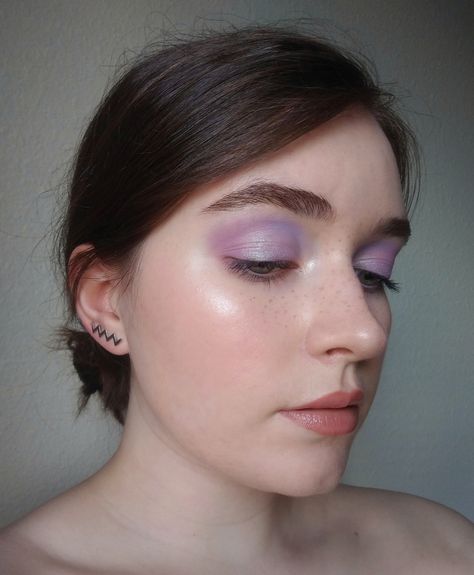 Pastel Eyeshadow Look, Pink Lavender Makeup, Daytime Purple Eye Makeup, Lilac Eyeshadow Blue Eyes, Everyday Purple Eyeshadow, Lavender Lipstick Makeup, Lavender Glitter Makeup, Light Lavender Makeup, Lavender Haze Makeup Look