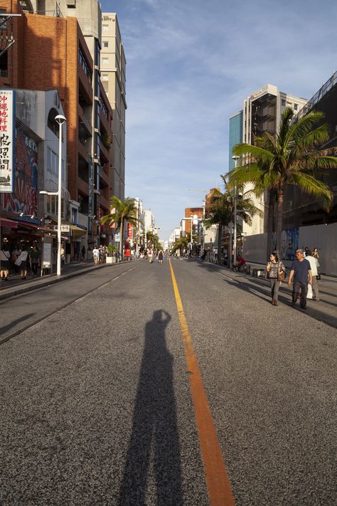 The setting sun of the evening casting a long shadow along the closed-off Kokusaidori Street in Naha, Okinawa. Naha Okinawa, Kyoto Japan Travel, Japan Outfits, Kyoto Travel, Cruise Excursions, Zip Lining, Okinawa Japan, Japanese Geisha, Parasailing