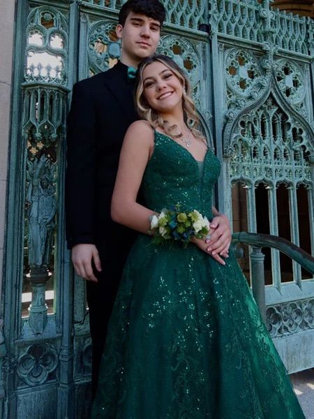 Prom Dresses Long Emerald Green, Emerald Green Lace Prom Dress, Emerald Green Prom Dress Ball Gown, Emerald Green Dress Couple Outfit, Dark Green Prom Dress Ball Gown, Senior Prom Dresses Green, Prom Dresses 2023 Emerald Green, Green Emerald Prom Dress, Emerald Green Prom Ideas