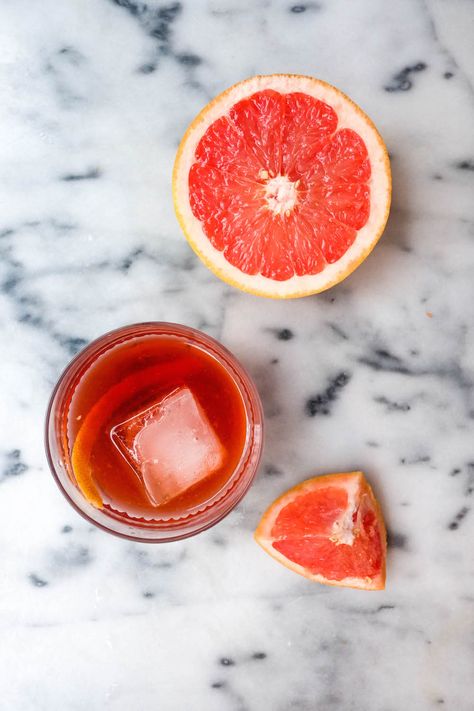 grapefruit negroni cocktail recipe - the stripe Classic Negroni, Negroni Recipe, Negroni Cocktail, Italian Cocktails, Vodka Soda, Classic Cocktail Recipes, Mixed Drinks Recipes, Drinks Alcohol Recipes, Negroni