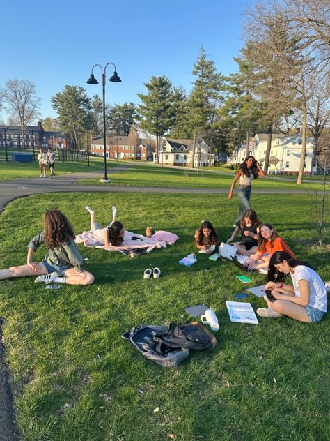 School Activities Aesthetic, Spring College Aesthetic, Last Year Of School Aesthetic, College Summer Aesthetic, Uni Aesthetic Friends, Uoft Aesthetic, University Aesthetic Friends, College Fun Aesthetic, Campus Life Aesthetic