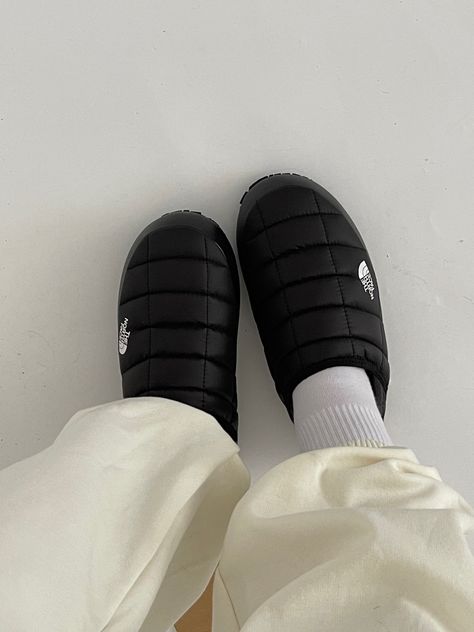 The north face sleep-on The North Face Slippers, North Face Shoes Outfit, North Face Aesthetic, North Face Slippers, Slippers Outfit, The North Face Shoes, North Face Shoes, Shoe Inspo, Aesthetic Shoes