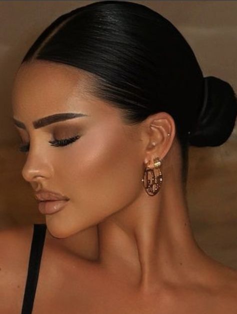 Black Long Dress Hairstyle, Kim K Makeup Looks Natural, Elegent Make Up, Makeup Looks For Black Hair, Gala Makeup Looks Brown Eyes, Black Tie Makeup Looks Brown Eyes, Spanish Makeup Look, Luxury Makeup Look, Copper Makeup Look