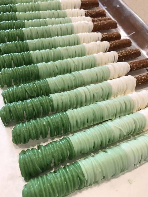 Green Pretzel Rods, Green Chocolate Covered Strawberries, Green Pretzels, St Patrick Day Snacks, Dipped Treats, Frog Baby Showers, Covered Pretzel Rods, Chocolate Covered Pretzel, Green Desserts