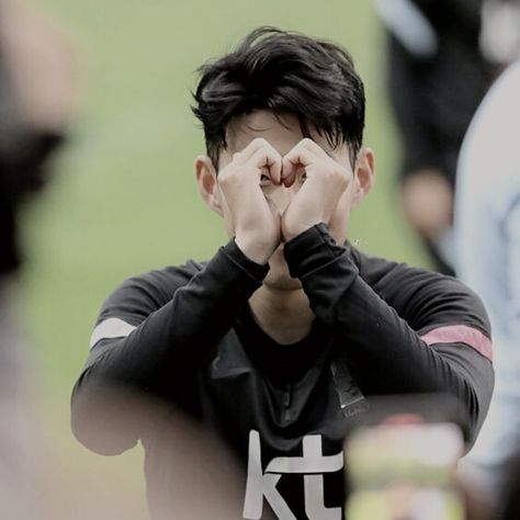 Heung Min Son Boyfriend Material, Son Heungmin Boyfriend Material, Son Heung Min Icons, Son Soccer Player, Son Heung Min Boyfriend Material, Son Heung Min Wallpaper, Heung Min Son, Korea Soccer, Gym Workout Apps