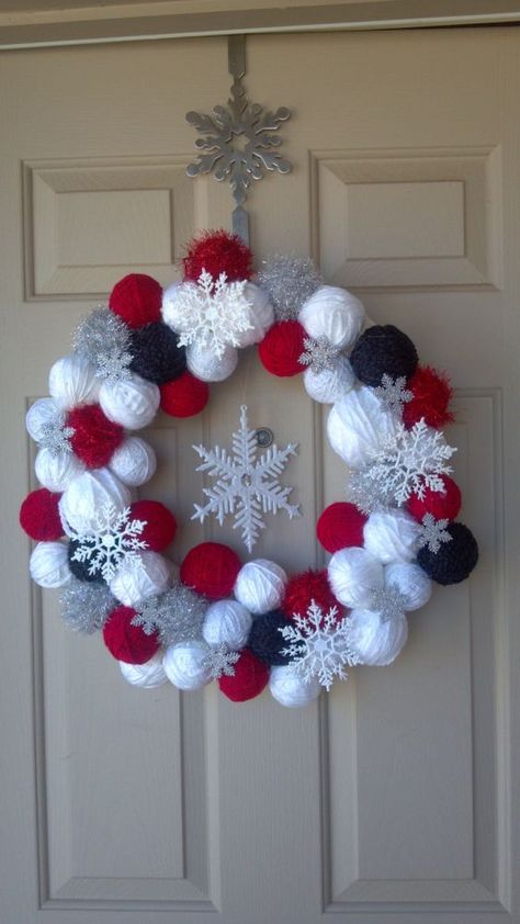 Pompom Wreath Christmas Diy, How To Make Christmas Wreaths Diy, Pompom Decorations, Christmas Pom Pom Wreath, Christmas Yarn Crafts, Christmas Pom Pom Crafts, Christmas Pom Pom, Holiday Wreaths Diy, Easy Diy Wreaths