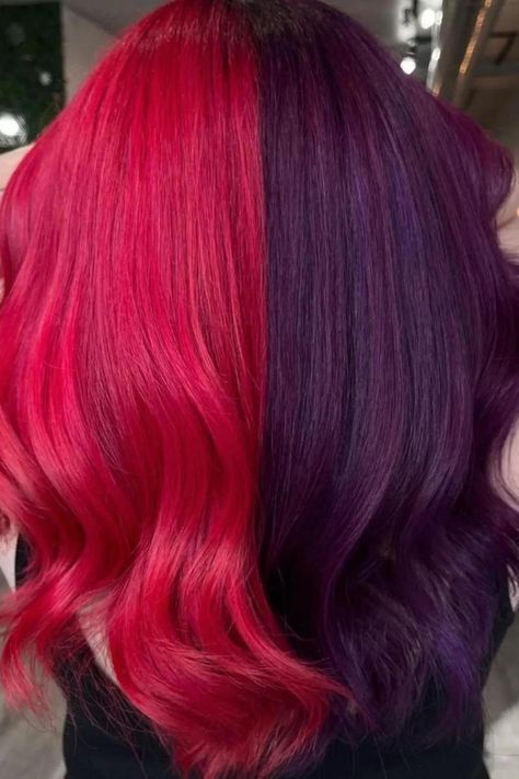 ¿Fresa y berenjena? ¿Tomate y uva? ¿Rosa y violeta? Lo llames como lo llames, este tinte partido rojo y morado tiene un aire atrevido y chic que requiere cierto atrevimiento. // Crédito de la foto: instagram @hairbyangelaalberici Two Hair Colors, Red Purple Hair, Gemini Hair, Split Dye, New Hair Look, Split Dyed Hair, Dyed Hair Purple, Korean Hair Color, Vivid Hair Color