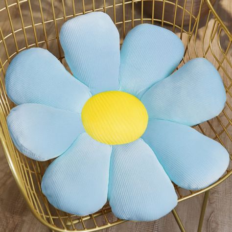 Blue Flower Pillow, Fun Pillow Shapes, Cute Pillows Aesthetic, Flower Shaped Pillow, Pillows Aesthetic, Aesthetic Daisy, Girls Blue Bedroom, Daisy Pillow, Blue Car Accessories