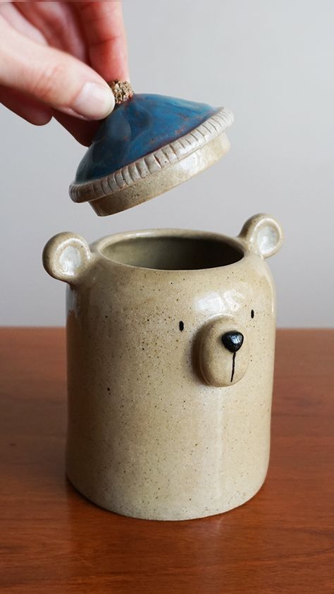 Animal Jar Ceramic, Bear Pottery Ceramics, Cute Ceramic Pots, Lidded Pots Ceramics, Ceramics With Lids, Ceramic Jar Ideas, Ceramic Jars With Lids Handmade, Lidded Jars Ceramic Pottery Ideas, Ceramic Pot With Lid