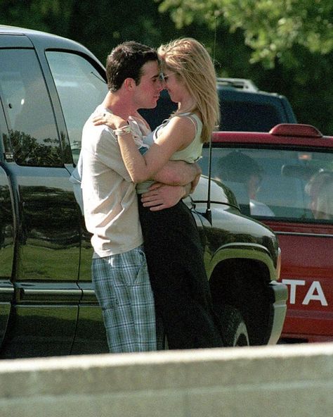 Velvey en Instagram: “when it comes to cutest paparazzi pics, Sarah Michelle Gellar and Freddie Prinze Jr. definitely win! 🫶🏻 - 𝑉 xx” Freddie Prince Junior, 2000s Couples, Freddie Prinze Jr, 90s Couples, It Couple, Freddie Prinze, Boyfriend Outfit, Hollywood Couples, Dream Boyfriend