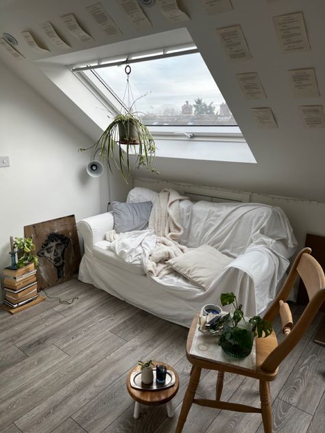 Bedroom Inspirations Attic Room, Attic Chill Room Ideas, Triangle Room Layout, Room With Roof Sloping, Loft In Bedroom, Slanted Roof Bedroom Ideas, Room Inspiration Slanted Roof, Attic Apartment Slanted Ceiling, Aesthetic Slanted Ceiling Bedroom