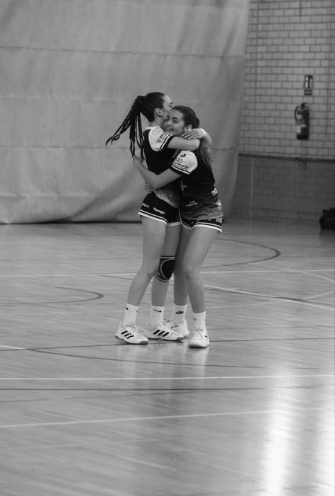 Basketball Friends, Volleyball Photos, Volleyball Inspiration, Volleyball Tips, Volleyball Pictures, Volleyball Outfits, Best Friend Photos, Volley Ball, Women Volleyball