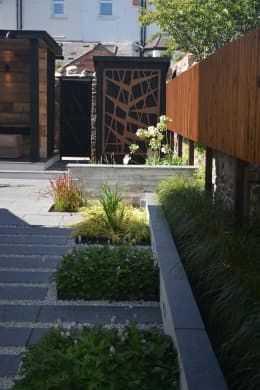 industrial Garden by Robert Hughes Garden Design Industrial Garden, Contemporary Planters, Minimalist Garden, Modern Landscape Design, Modern Garden Design, Modern Backyard, Contemporary Garden, Fence Landscaping, Small Garden Design