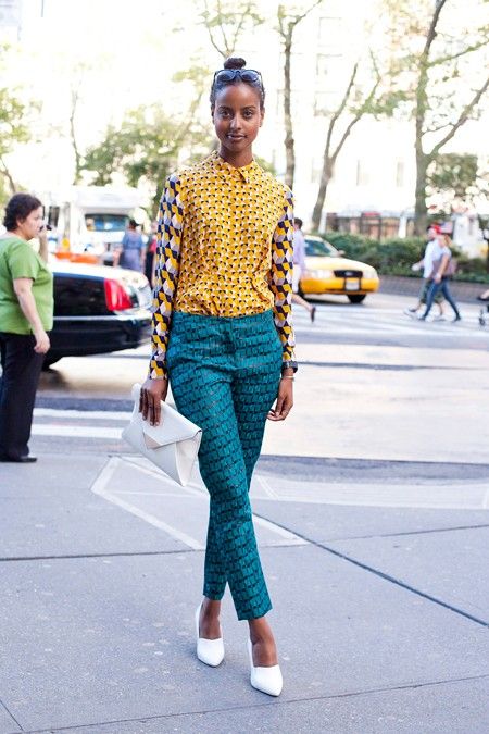 street-style-embed Print Pattern Pants Outfit, Aries Style, Ghana Style, Naija Wedding, Costume Africain, Afro Fashion, Style Africain, Woman Walking, Smart Outfit