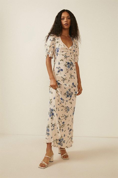 Bold blooms take centre stage in this floral midaxi dress. Designed with a sweetheart neck, loose sleeves and a flowing silhouette, complete with a backless cut out. Model wears a size 8 and is 5'7. Summer Flower Dress, Oasis Dress, Loose Sleeves, Midaxi Dress, Oasis Fashion, Centre Stage, Dresses Blue, Blue Floral Print, Loose Dress