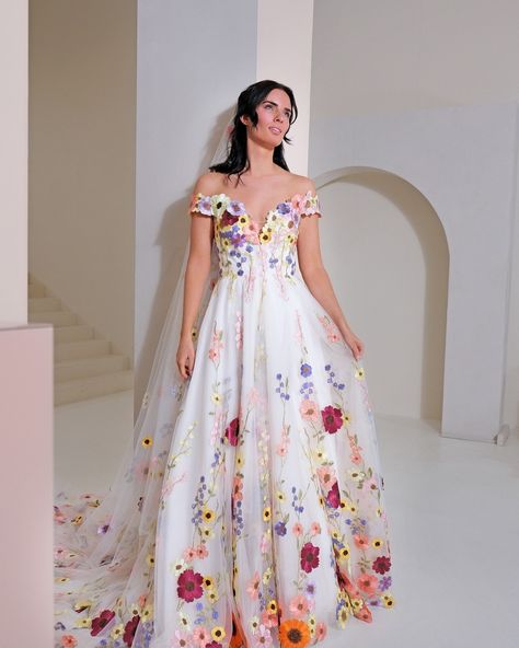 Dresses with colorful flowers🌸🌻🌹 give an original twist to classic bridal fashion. Perfect for the bride who wants to shine in a splash of color on her wedding day. Whether she goes for soft pastel shades or bright floral prints, a dress with flowers certainly makes an unforgettable impression. A floral dress can add a playful and cheerful atmosphere to your wedding, making you really stand out as a bride. Wedding Dress Coloured Flowers, Colorful Floral Embroidered Wedding Dress, Colourful Embroidered Wedding Dress, Wedding Dress Embroidered Flowers, Persian Wedding Dress, Aurora Princess, Wedding August, Wedding Guest Outfit Fall, Purple Wedding Dress