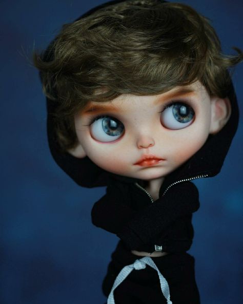 Male Blythe Doll, Boy Blythe Doll Black Hair, Blythe Doll Short Black Hair Bangs, Blythe Bebek, Blythe Dolls Black Hair Black Eyes, Black Haired Blythe Doll, Black Theme, Cuddle Buddy, Face Reveal