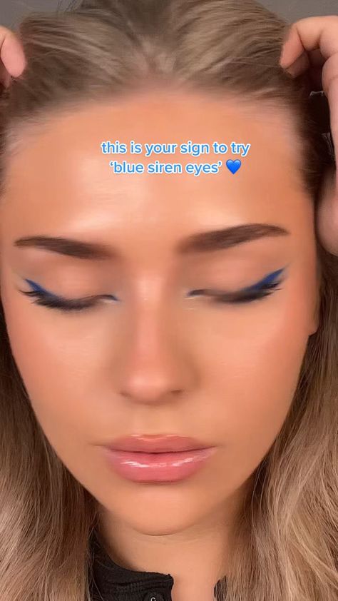 Blue eyeshadow aesthetic 💙 Makeup Look Blue Eyeshadow, Simple Makeup With Blue Eyeliner, Blue Eyeliner Looks Blue Eyes, Blue Eyes Liner, Blue Gel Eyeliner, Blue Eye Eyeliner, Simple Blue Eyeliner Makeup, Blue Eyeliner Design, How To Use Blue Eyeliner