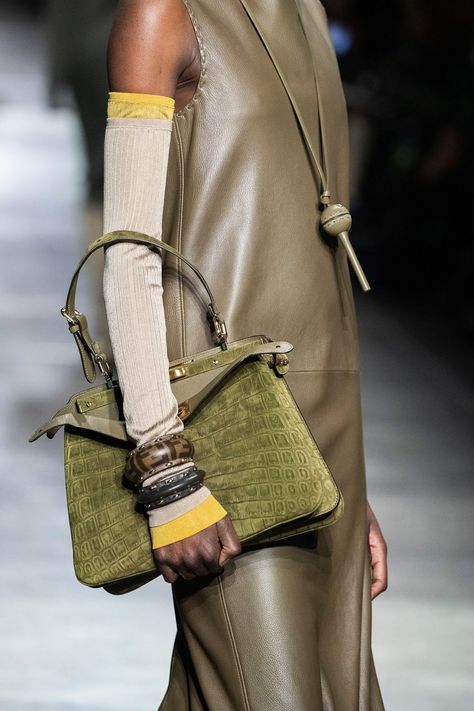 Runway Bags, Handbag Trends, 2024 Runway, Street Style Bags, Kim Jones, Fall Handbags, Fashion Forecasting, Euro Style, Trending Handbag