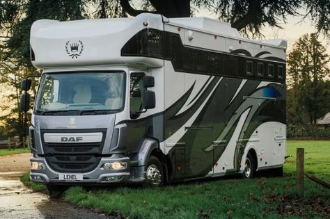 Horse Lorry, Luxury Horse, Luxury Fifth Wheel, Luxury Motorhomes, Funny Horses, Horse Stalls, Custom Horse, Horse Trailers, Horse Stuff