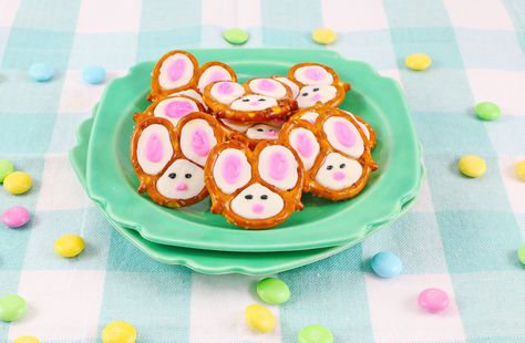 Bunny Pretzels Bunny Pretzels, Easter Pretzel, Elvis Presley Cake, Easy Easter Recipes, Easter Marshmallow, White Almond Bark, Pretzel Treats, Banana Treats, Rock Cake