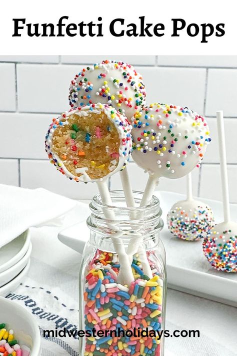 Funfetti Cake Pops have colorful sprinkles inside and out and come together with just 5 ingredients -- no baking required! Funfetti cake pops are a festive, easy cake pop recipe for birthday parties, baby showers, or any time you need a little pop of cheer. Rainbow Chip Cake Pops, Funfetti Cake Pop, Cheer Cake Pops, Pink Cake Pops Birthday, Simple Cake Pops Designs, Cake Pop Designs Birthday, Cake Pops No Bake, Cake Pop Display Ideas, White Chocolate Cake Pops