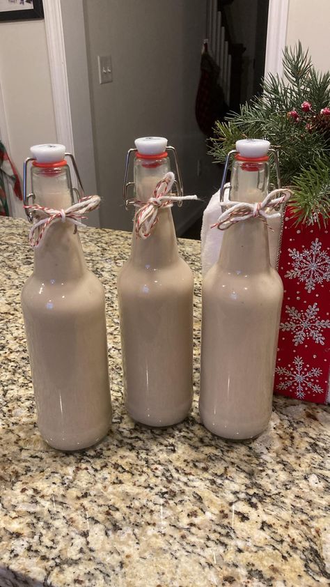 Homemade Baileys: A Heavenly Christmas Gift Recipe to Delight Your Loved Ones Homemade Baileys, Festive Holiday Cocktails, Baileys Recipes, Baileys Irish, Baileys Irish Cream, Thoughtful Christmas Gifts, Homemade Caramel, Food Garden, Irish Cream