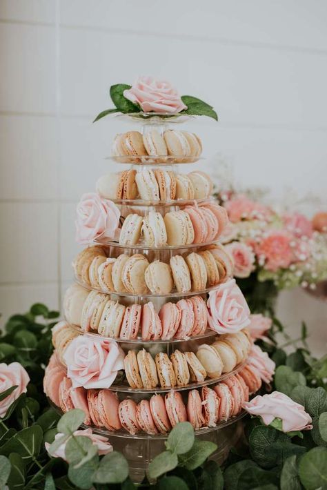 Baby Shower Roses, Garden Baby Shower Theme, Girl Shower Themes, Macaron Tower, Baby Shower Theme Decorations, Garden Baby Showers, Baby Shower Deco, Wildflower Baby Shower, Baby Shower Tea