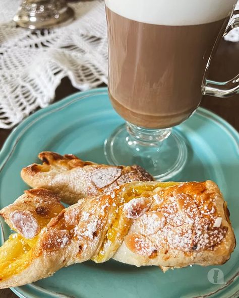 Almond Twists - Travel Portugal Blog Almond Pastry, Puff Pastry Filling, Portuguese Desserts, Travel Portugal, Almond Croissant, Twisted Recipes, Afternoon Coffee, Breakfast Pastries, Puff Pastry Sheets