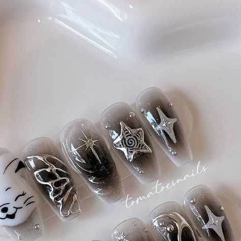 Black Silver Chrome Nails, Newjeans Nail Art, Newjeans Nails Designs, Newjeans Inspired Nails, Black Blush Nails, Newjeans Nail, Black And Silver Chrome Nails, Newjeans Nails, Black Silver Nails