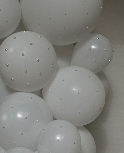 Gold And Pearl Party Decor, Pearl Balloon Decor, Pearls And Bows Party, White Balloons Aesthetic, Bridal Shower White Theme, Pearl Party Theme, Pearl Birthday Theme, Pearl Party Decorations, Pearl Bridal Shower Theme