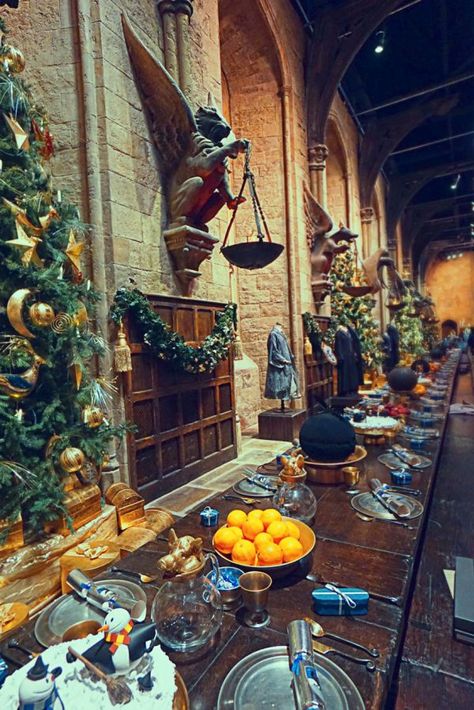 Christmas Dinner at Hogwarts - Neatorama The Great Hall Hogwarts, Great Hall Hogwarts, Christmas Hogwarts, Hogwarts Interior, Harry Potter Weihnachten, Hp Christmas, Warner Brothers Studio Tour, Warner Brothers Studio, Hogwarts Great Hall