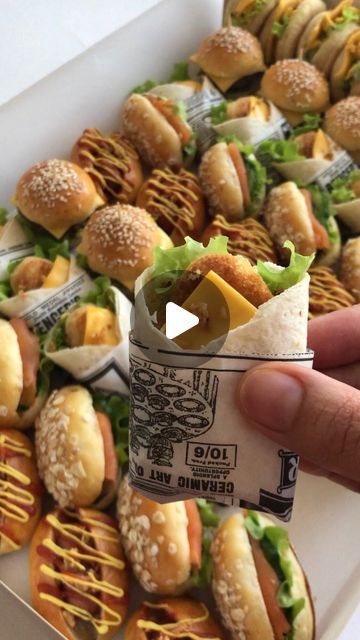 How To Wrap Mini Sandwiches, Mini Wraps For Party, Easy Mini Sandwiches For Parties, Wrap Aperitif, Mini Wraps Snacks, Mini Chicken Wraps, Idee Wrap, Snack Ideas For Party, Buffet Sale