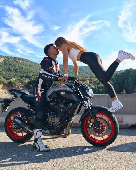 Motorcycle Couple Photography, Couple Moto, Motocross Couple, Couple Motard, Motorcycle Couple Pictures, Motorcycle Photo Shoot, Bike Couple, Biker Couple, Motorcycle Couple