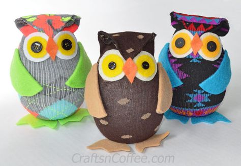 Use this No-Sew Owls From A Sock craft as a good cold weather project. You know how you always end up with one sock missing; here's the perfect use for tha Sock Owl, Bat Sewing, Sock Animals Diy, Quilting Fabric Online, Owl Socks, Mismatched Socks, Sewing Easy, Sock Dolls, Anniversaire Harry Potter