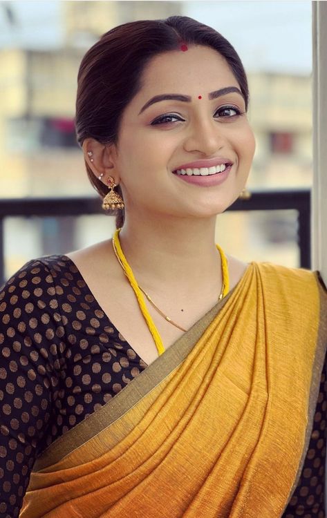 Nakshatra Nagesh, Nakshathra Nagesh, Marathi Culture, Big Bun Hair, Indian Natural Beauty, Actress Without Makeup, Dark Colours, Beautiful Smile