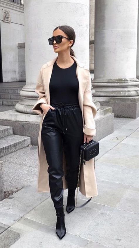 Leather Pants Outfit, Leather Joggers, Joggers Outfit, Causual Outfits, Fabulous Fashion, Fashion 2020, Looks Style, Mode Inspiration, Fall Winter Outfits