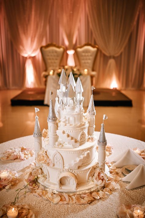 Cinderella Castle Wedding Cake Fairy Tail Wedding Cake, Castle Wedding Cakes, Cinderella Wedding Cake Ideas, Cinderella Sweet 15 Cake, Castle Wedding Theme, Wedding Cake Cinderella, Princess Wedding Cake Fairy Tales, Cake Quinceanera, Cinderella Wedding Cake